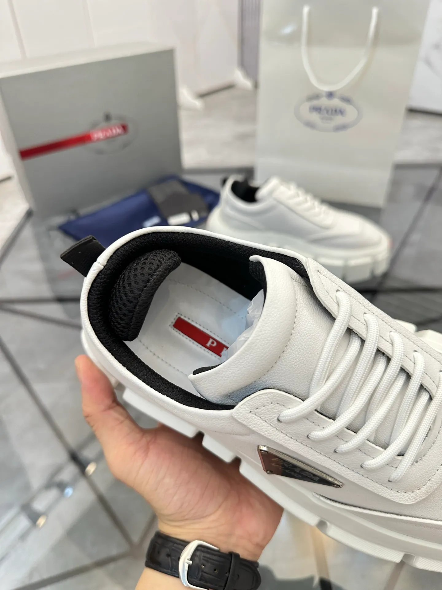 Selling men's shoes 💰: 💰P560¥ High-end top quality Product trademark: Prada * "Prada*" low-top casual shoes Regular size: 35-45 (can be customized to 46) Couple style Product material: imported first-layer cowhide leather upper, breathable lining, original outsole. No.: H201